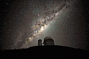 O centro galáctico e o bojo por cima do telescópio de 3,6 metros do ESO