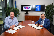 Les directeurs généraux de l'ESO et du SKAO signent un accord de coopération