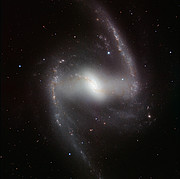 HAWK-I infrared image of the spectacular barred spiral galaxy NGC 1365*
