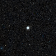 Szerokie pole widzenia obszaru nieba wokół gromady kulistej Messier 55