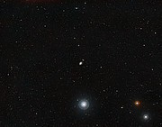 Vidvinkelbillede af himlen omkring spiralgalaksen NGC 1187