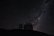 A Via Láctea e a Alfa e Beta Centauri por trás do telescópio de 3.6 metros, em La Silla