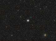 Vidvinkelbillede af himlen omkring kuglehoben NGC 6362