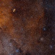 Širokoúhlý pohled na oblohu kolem oblaku SDC 335.579-0.292