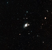 Širokoúhlý pohled na interagující galaxie NGC 1316 a 1317