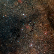 Vidvinkelbild av himlen omkring stjärnhopen Westerlund 1