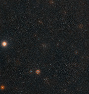 Širokoúhlý pohled na oblohu kolem otevřené hvězdokupy IC 4651