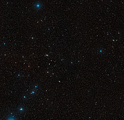 Imagem de grande angular do céu em torno da galáxia em interação NGC 5291