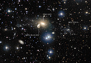 Okolí interagující galaxie NGC 5291 (s popisem)