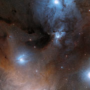 A região de formação estelar Rho Ophiuchi na constelação de Ofiúco