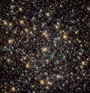 Imagen del Hubble del cúmulo globular de estrellas NGC 3201 (con anotaciones)