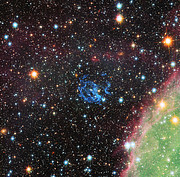 Hubble ser på området omkring en skjult neutronstjerne i Den lille magellanske SkyBilledet her, fra rumteleskopet Hubble giver det store overblik til historien om jagten på et sky himmelobjekt, som gemmer sig midt i et virvar af gasstrømme i en af den nær