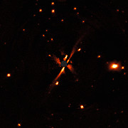 SPHERE-Bild der von der Seite gesehenen Staubscheibe des Sterns GSC 07396-00759