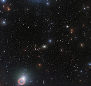 Groothoekopname van NGC 5018 en omgeving