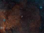 Laajakulmanäkymä NGC 6164/6165-sumua ympäröivästä taivaan alueesta