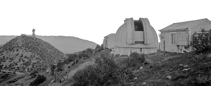 Cúpula del Observatorio Manuel Foster junto a la icónica Virgen del cerro San Cristóbal