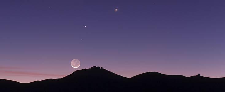 O crescente da Lua e a luz cinérea por cima do Observatório do Paranal do ESO