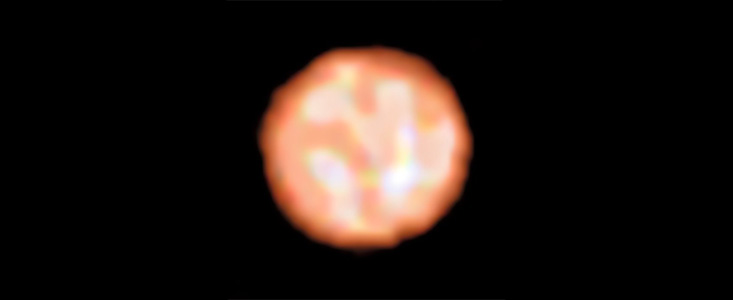 Het oppervlak van de rode reuzenster π1 Gruis, gezien door PIONIER van de VLT