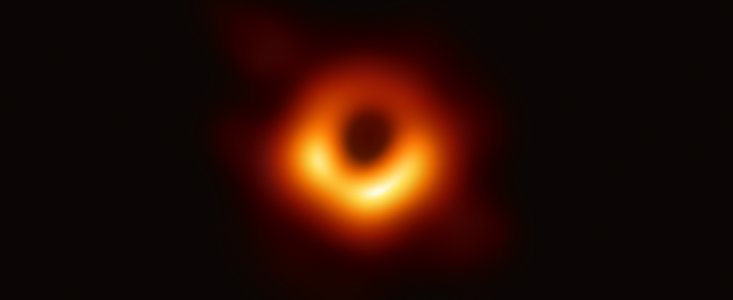 Den första bilden av ett svart hål