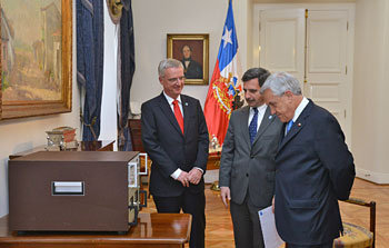 Presidente Piñera recebe o primeiro relógio atómico do ESO
