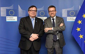 ESO-Generaldirektor trifft den EU-Kommissar für Forschung, Wissenschaft und Innovation