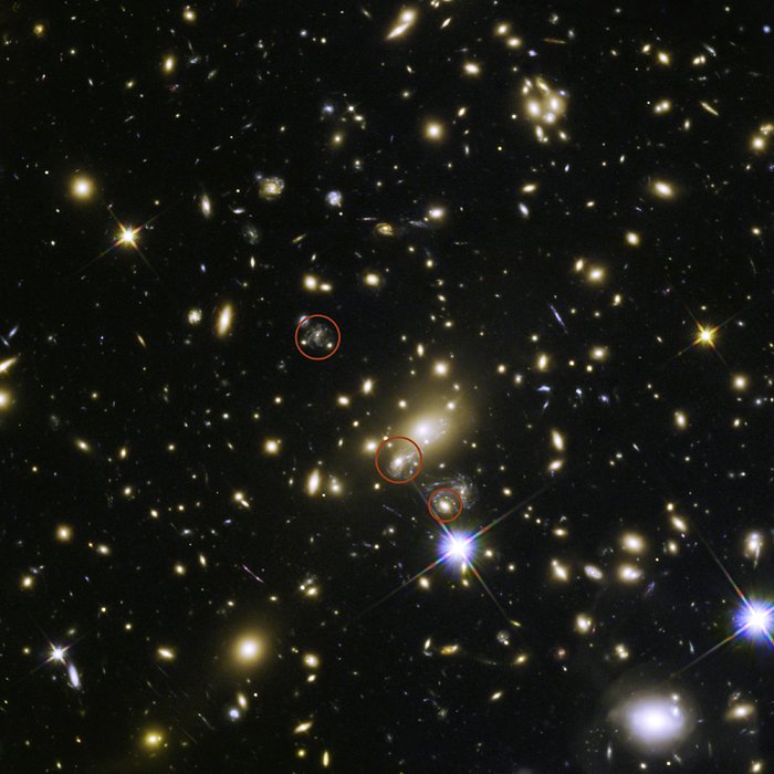 Das vergangene, gegenwärtige und zukünftige Erscheinen der Refsdal-Supernova