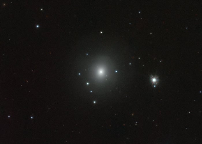 Snímek kilonovy v galaxii NGC 4993 pořízený dalekohledem VST