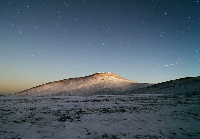 Le sombre ciel et le désert blanc, la neige paie une rare visite à Paranal