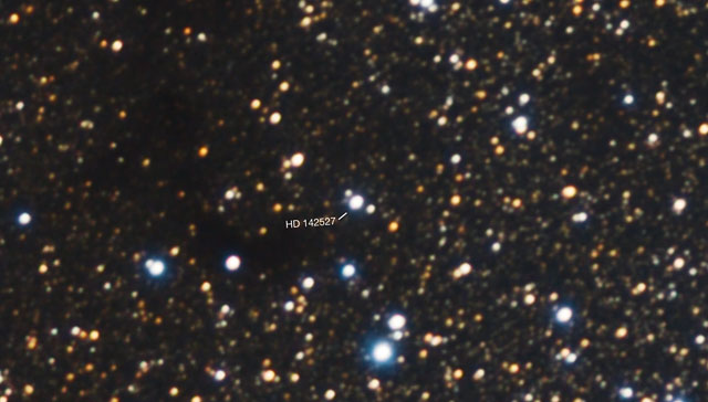 Mladá hvězda HD142527 (zoom)