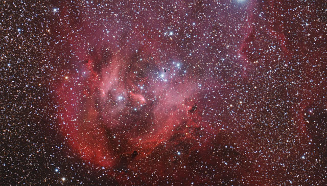 Zoom na direção da maternidade estelar IC 2944 e dos Glóbulos de Thackeray
