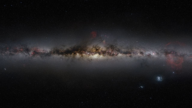 Zoom na direção da galáxia ativa distante PKS 1830-211