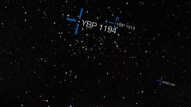 Lentäen läpi tähtijoukon Messier 67 (merkinnöin)