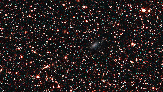 Zoom em direção à galáxia ESO 137-001