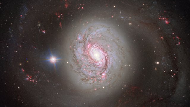 Panorering over et billede af Messier 77