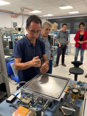 Test cryostat with cryogenic low noise amplifier components Test cryostat with cryogenic low noise amplifier components