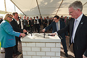 Depositando la primera piedra del edificio de ampliación de la sede central de ESO