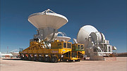 Standbild aus der Videozusammenstellung „Verlegung einer ALMA-Antenne“