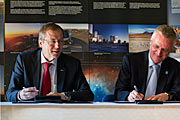 Generaldirektørerne for ESO og ESA underskriver samarbejdsaftale a