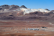Dicht gedrängte ALMA-Antennenschüsseln in der kargen Landschaft der chilenischen Atacamawüste