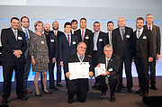 ESO staff share prestigious award celebrating innovation in laser technology