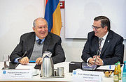 Armenischer Präsident besucht den ESO-Hauptsitz