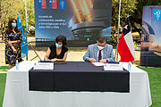 Participantes de firma por convenio entre ESO y Chile para el fomento de la cooperación científica y tecnológica con el ELT