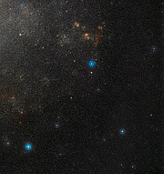 Visión de gran campo de parte de la Gran Nube de Magallanes y la inusual estrella doble OGLE-LMC-CEP0227