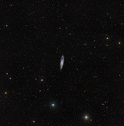 Visión de campo amplio del cielo que rodea a NGC 247