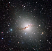 Uno sguardo profondo sulla strana galassia Centauro A