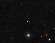 Širokoúhlý pohled na okolí galaxie NGC 1187.