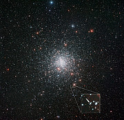 O enxame estelar globular Messier 4 e a localização de uma estrela invulgar