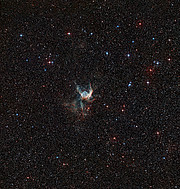 Vista de amplio campo del cielo que rodea a la Nebulosa del Casco de Thor