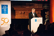 Brian Schmidt podczas gali z okazji 50. rocznicy ESO