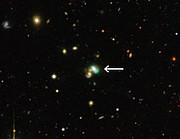 La galaxia judía verde J2240 (con anotaciones)